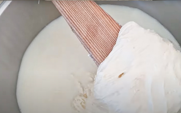 Phô mai Mozzarella được sản xuất như thế nào? Bí quyết công nghệ nằm sau kết cấu kem và hương vị đặc biệt ở món ăn có nguồn gốc từ Ý này
