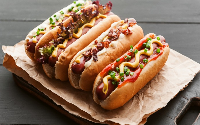 Hot Dog là một món ăn vặt quen thuộc của tín đồ ẩm thực trên khắp thế giới. Vậy tại sao chiếc bánh Hot Dog lại có sức hút nhiều đến thế...