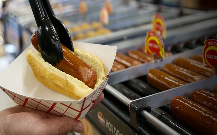 Hot Dog là một món ăn vặt quen thuộc của tín đồ ẩm thực trên khắp thế giới. Vậy tại sao chiếc bánh Hot Dog lại có sức hút nhiều đến thế...