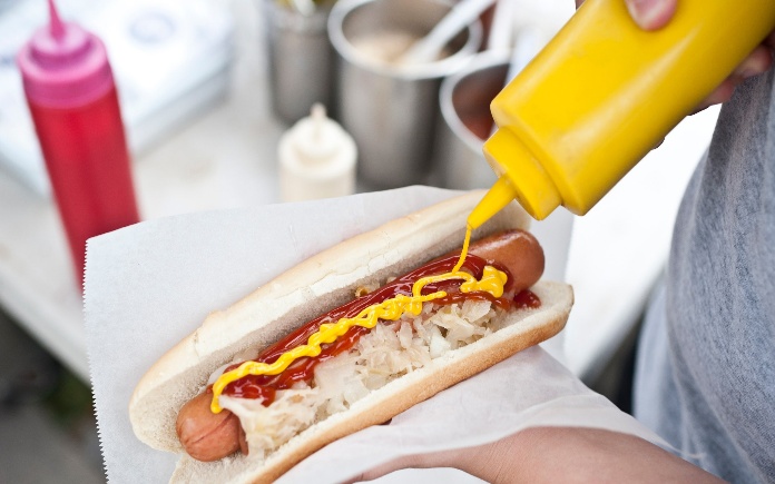 Món ăn vặt Hot Dog không cần quá nhiều nguyên liệu. Thêm vào đó, chiếc bánh Hot Dog lại có rất nhiều phiên bản ở các quốc gia khác nhau...