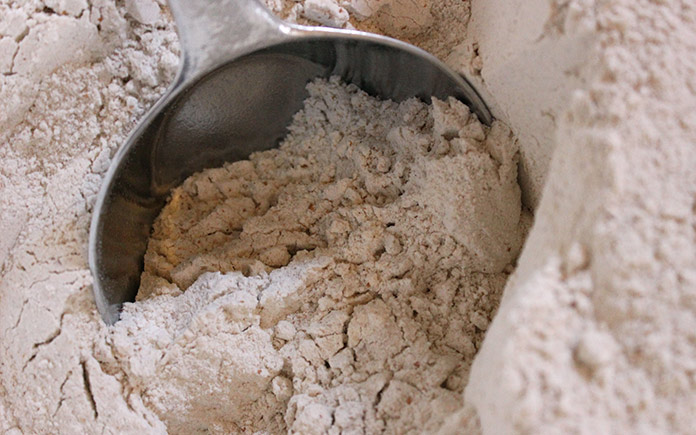 Quy trình sản xuất bột mì gồm có các công đoạn như kiểm tra nguyên liệu, sàng tạp chất, gia ẩm ủ ẩm, nghiền, sàng, phối trộn đóng gói