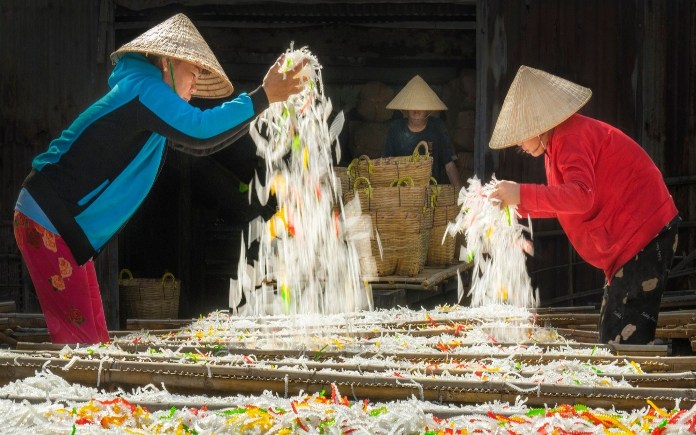 Trong tô chè thơm ngon đầy màu sắc, bột khoai là nguyên liệu không thể thiếu. Foodnk sẽ cùng bạn tìm hiểu về quy trình sản xuất bột khoai...