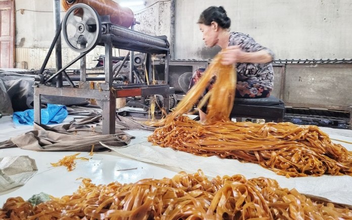 Bánh đa đỏ tại Hải Phòng là đặc sản níu chân du khách khi đến đây. Foodnk sẽ cùng bạn tìm hiểu về quy trình sản xuất bánh đa đỏ Hải Phòng...