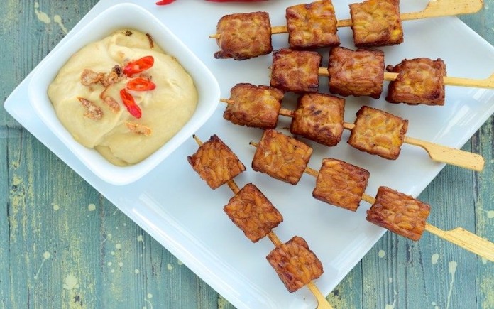 Tempeh là thực phẩm lên men được nhiều đối tượng để ý đến trong chế độ ăn chay. Foodnk sẽ cùng bạn tìm hiểu thực phẩm lên men Tempeh này...