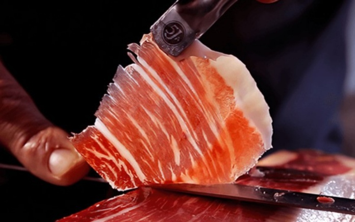 Đùi heo muối Iberico và Serrano được lựa chọn rất nhiều. Tất nhiên việc phân biệt đùi heo muối Iberico và Serrano cũng không phải dễ dàng...