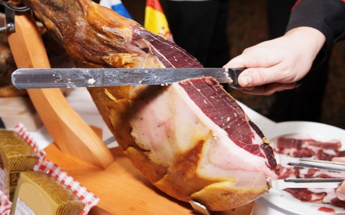 Serrano là thực phẩm nổi tiếng trong các loại đùi heo muối Espana. Foodnk sẽ cùng bạn tìm hiểu về quy trình sản xuất đùi heo muối Serrano...