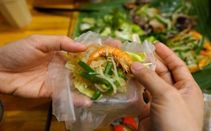 Bánh xèo Việt Nam có thể hô biến thành nhiều cách chế biến cùng nguyên liệu khác nhau. Foodnk sẽ cùng bạn tìm hiểu về món bánh xèo Việt Nam...