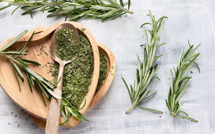 Hầu như mọi người chỉ biết đến lợi ích của hương thảo nhưng ít ai biết về các tác hại của cây hương thảo. Hãy cùng Foodnk tìm hiểu nhé!