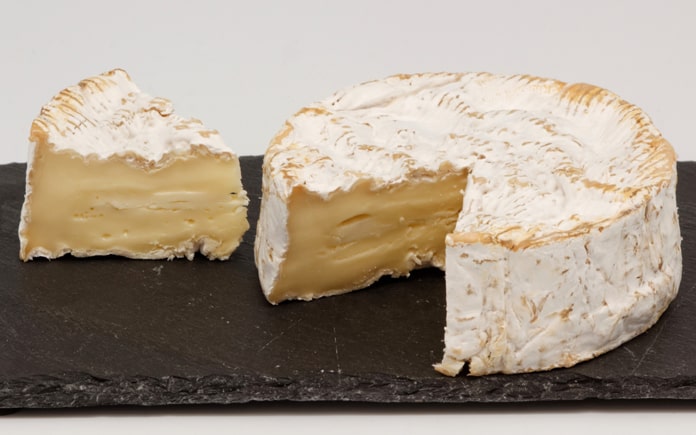 Phô mai Camembert của Pháp với vẻ ngoài đầy bắt mắt hãy cùng Foodnk tìm hiểu về loại phô mai đặc biệt này nhé!