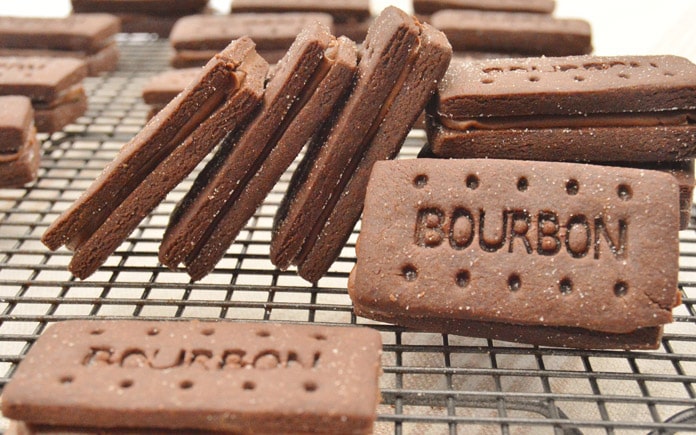 Bánh biscuit hay còn được gọi là bánh bích quy, hãy cùng tìm hiểu quy trình tạo nên những chiếc bánh biscuit đẹp mắt này nhé!