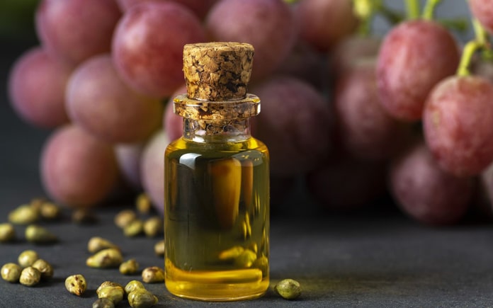 Dầu hạt nho là nguyên liệu quý giá trong ngành thực phẩm và chăm sóc sức khỏe. Cùng Foodnk khám phá công dụng tuyệt vời của dầu hạt nho nhé!