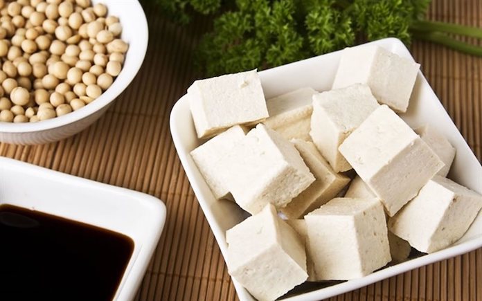 Sản xuất đậu hủ sạch trên quy mô công nghiệp không chỉ đảm bảo chất lượng sản phẩm mà còn tuân thủ các tiêu chuẩn an toàn vệ sinh thực phẩm.
