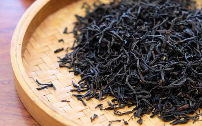 Trà đen có chứa hàm lượng caffeine cao. Qua bài viết này, hãy cùng Foodnk tìm hiểu về quy trình sản xuất trà đen truyền thống nhé!
