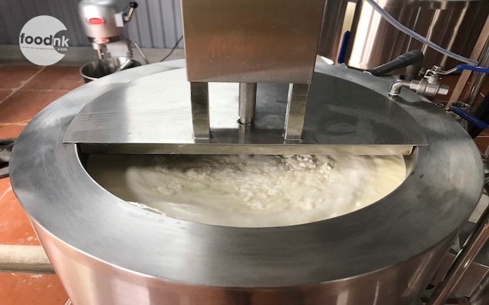 Sữa chua nếp cẩm là một món ăn độc đáo giữa sữa chua và hương vị đặc trưng của nếp cẩm, tạo nên món tráng miệng hấp dẫn.