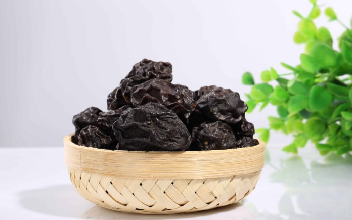 Mận khô là món ăn nhẹ phổ biến, được làm từ quả mận tươi sấy khô. Đây không chỉ ngon miệng mà còn mang lại nhiều lợi ích cho sức khỏe.