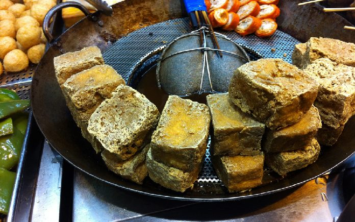 Nước muối lên men không chỉ tạo môi trường cho vi khuẩn có lợi phát triển, mà còn tạo ra mùi hương đặc trưng của đậu hũ thối.