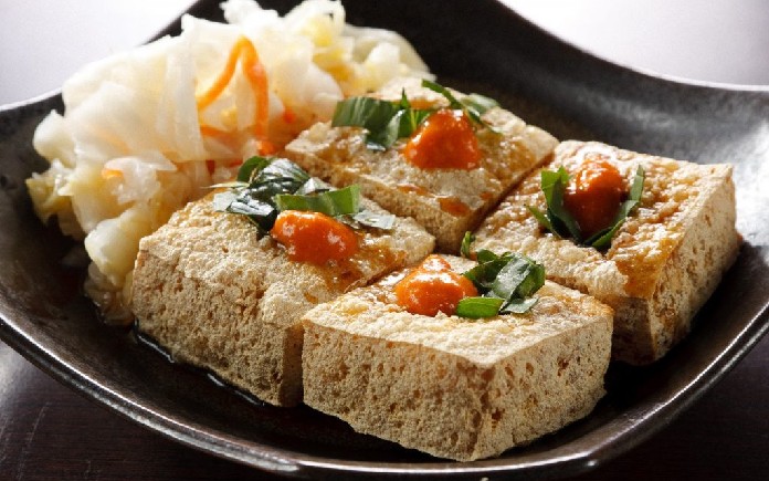 Đậu hủ thối không chỉ là một phần của ẩm thực đường phố mà còn được đưa vào thực đơn như một món ăn đặc sản.
