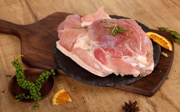 Jambon là loại thực phẩm quen thuộc và được ưa chuộng trên toàn thế giới. Hãy cùng Foodnk khám phá quy trình sản xuất này có gì thú vị nhé!