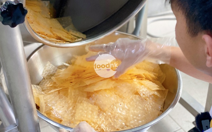 Bánh tráng Long An là một đặc sản nổi tiếng của vùng đất Long An, được biết đến với hương vị đặc trưng và cách làm thủ công tỉ mỉ.