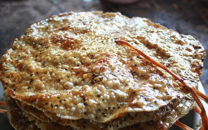 Bánh tráng nhúng đường có cách làm độc đáo và hương vị thơm ngon. Foodnk sẽ cùng bạn tìm hiểu quy trình sản xuất bánh tráng nhúng đường