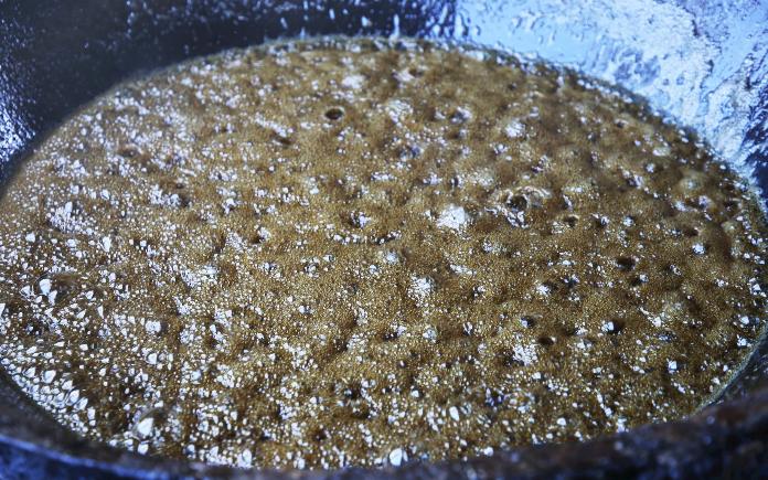 Bánh tráng nhúng đường có cách làm độc đáo và hương vị thơm ngon. Foodnk sẽ cùng bạn tìm hiểu quy trình sản xuất bánh tráng nhúng đường