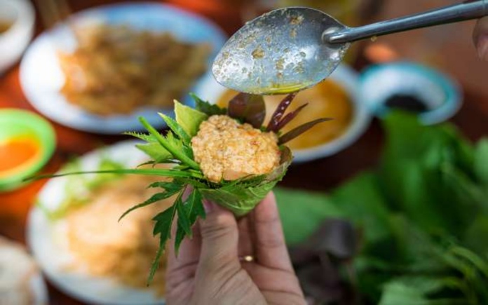 Vùng đất Tây Nguyên nổi tiếng với những đặc sản ngon và hấp dẫn. Và món gỏi lá Kon Tum là sự lựa chọn của nhiều tín đồ ẩm thực khi đến đây