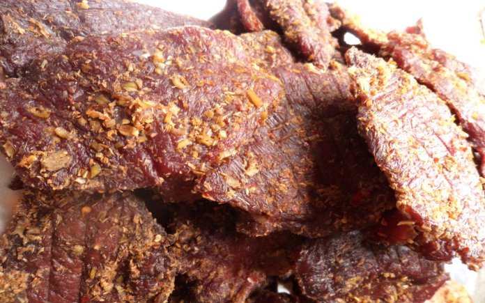 Thịt bò một nắng Phú Yên là một món ăn dân dã nhưng rất ngon. Và Foodnk sẽ cùng bạn tìm hiểu quy trình sản xuất khô bò một nắng Phú Yên