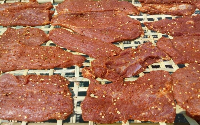 Thịt bò một nắng Phú Yên là một món ăn dân dã nhưng rất ngon. Và Foodnk sẽ cùng bạn tìm hiểu quy trình sản xuất khô bò một nắng Phú Yên