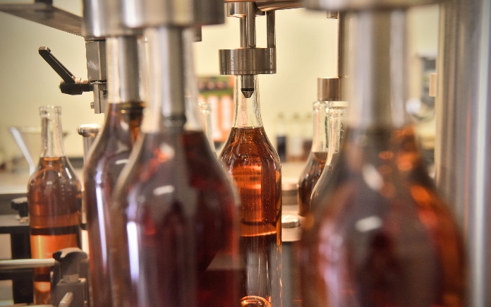 Brandy phải qua quy trình làm ra khắt khe với nhiều dạng nguyên liệu. Foodnk sẽ cùng bạn tìm hiểu quy trình sản xuất rượu Brandy từ quả nho