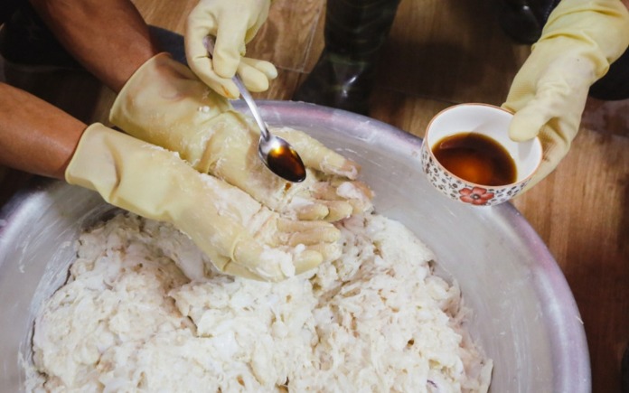 Chả mực Quảng Ninh có mùi vị độc đáo với quy trình sản xuất kỳ công. Vậy Foodnk sẽ cùng bạn tìm hiểu quy trình sản xuất chả mực Quảng Ninh