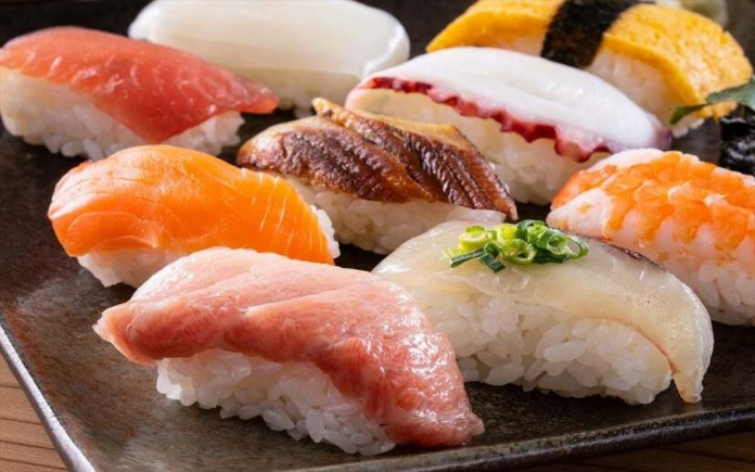 Nigiri Nhật Bản được rất nhiều tín đồ ẩm thực ưa thích với có độ nhận diện rộng rãi. Và Foodnk sẽ cùng bạn tìm hiểu về Nigiri Nhật Bản này