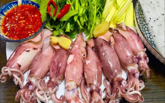 Mực cuốn bánh tráng là món ăn mà các tín đồ ẩm thực đang mê mẩn vì độ ngon của nó. Foodnk sẽ mách bạn cách làm món mực cuốn bánh tráng này