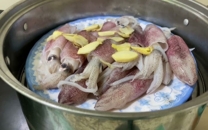 Mực cuốn bánh tráng là món ăn mà các tín đồ ẩm thực đang mê mẩn vì độ ngon của nó. Foodnk sẽ mách bạn cách làm món mực cuốn bánh tráng này