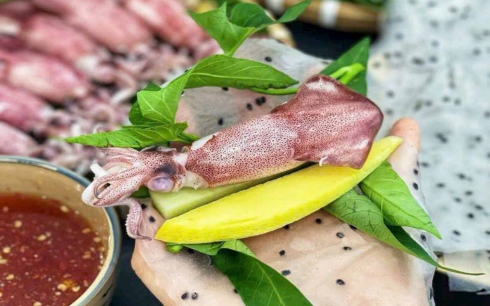 Mực cuốn bánh tráng là món ăn mà các tín đồ ẩm thực đang mê mẩn vì độ ngon của nó. Foodnk sẽ mách bạn cách làm món mực cuốn bánh tráng này