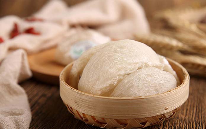 Sản phẩm yến hũ tiệt trùng là dạng đồ uống đóng chai/hũ thủy tinh, thường bao gồm tổ yến thật, đường phèn và nước tinh khiết