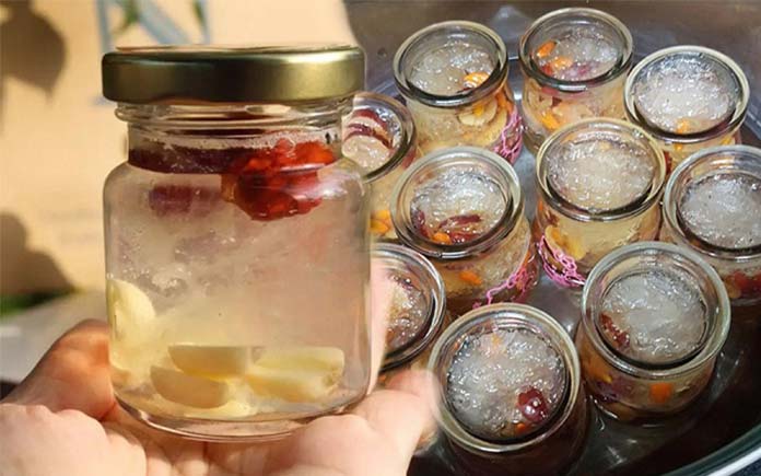 Sản phẩm yến hũ tiệt trùng là dạng đồ uống đóng chai/hũ thủy tinh, thường bao gồm tổ yến thật, đường phèn và nước tinh khiết