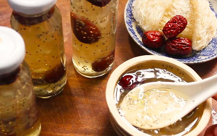 Sản phẩm yến hũ tiệt trùng là dạng đồ uống đóng chai/hũ thủy tinh, thường bao gồm tổ yến thật, đường phèn và nước tinh khiết