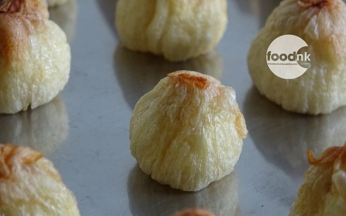 Vải thiều sấy thăng hoa là món ăn vặt và có nhiều đặc điểm nổi bật. Foodnk sẽ cùng bạn tìm hiểu quy trình sản xuất vải thiều sấy thăng hoa