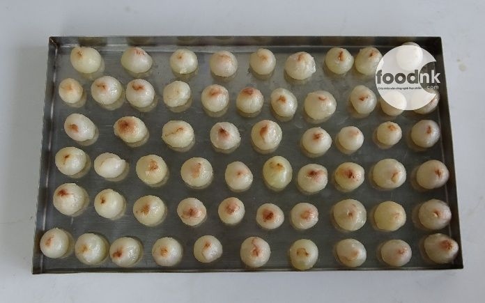 Vải thiều sấy thăng hoa là món ăn vặt và có nhiều đặc điểm nổi bật. Foodnk sẽ cùng bạn tìm hiểu quy trình sản xuất vải thiều sấy thăng hoa