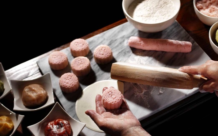 Bánh trung thu lạnh của Singapore đã thu hút nhiều tín đồ ẩm thực. Và Foodnk sẽ cùng bạn tìm hiểu quy trình sản xuất bánh trung thu lạnh này