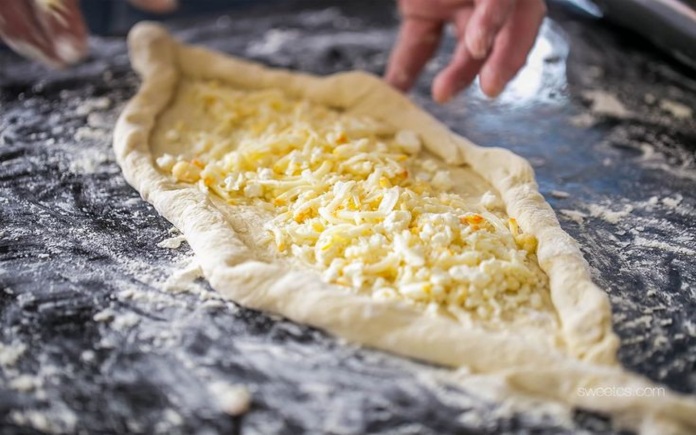 Khachapuri có vẻ ngoài khá thú vị với quy trình làm ra cũng không quá khó. Và Foodnk sẽ cùng bạn tìm hiểu về quy sản xuất bánh mì Khachapuri