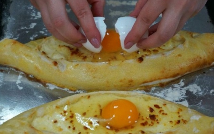 Khachapuri có vẻ ngoài khá thú vị với quy trình làm ra cũng không quá khó. Và Foodnk sẽ cùng bạn tìm hiểu về quy sản xuất bánh mì Khachapuri