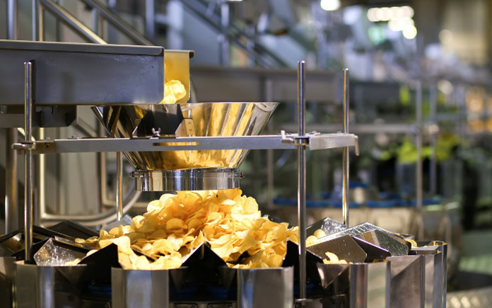 Snack mái tôn là món ăn vặt được người tiêu dùng yêu thích nhờ hình dạng lượn sóng đặc trưng, kết cấu giòn rụm và hương vị đậm đà