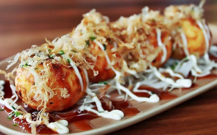 Trong có vẻ đơn giản thế nhưng Takoyaki lại có kỹ thuật làm không hề dễ dàng. Foodnk sẽ cùng bạn tìm hiểu cách sản xuất Takoyaki Nhật Bản này