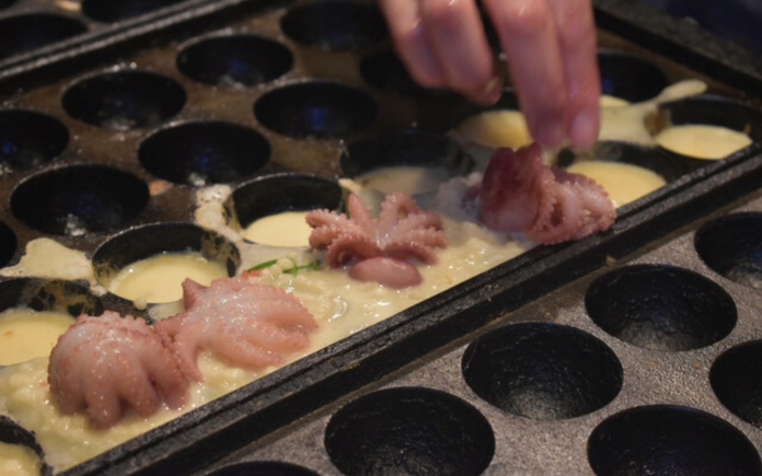 Trong có vẻ đơn giản thế nhưng Takoyaki lại có kỹ thuật làm không hề dễ dàng. Foodnk sẽ cùng bạn tìm hiểu cách sản xuất Takoyaki Nhật Bản này