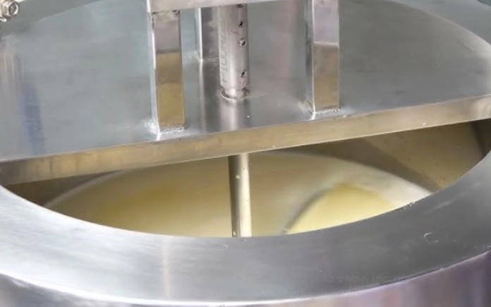 Vậy quy trình sản xuất trà sữa đóng chai quy mô công nghiệp diễn ra như thế nào? Hãy cùng Foodnk khám phá chi tiết qua các bước dưới đây nhé!