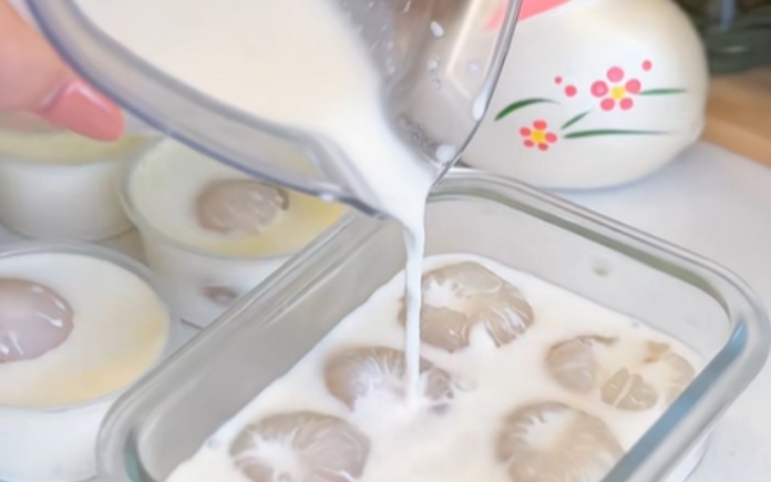 Món khúc bạch vải thiều đang được các tín đồ ẩm thực truyền nhau công thức thực hiện. Và Foodnk sẽ mách bạn cách làm khúc bạch vải thiều này