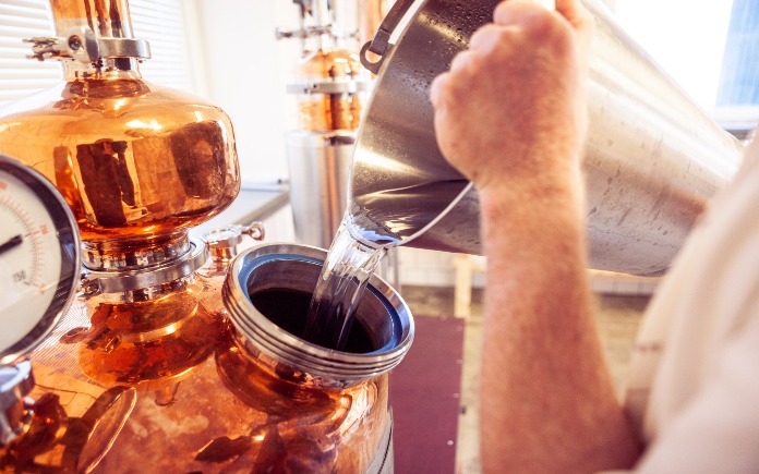 Rượu Gin là thức uống được làm thực vật lành tính có mùi vị đặc trưng và dễ nhận diện. Foodnk sẽ cùng bạn tìm hiểu quy trình sản xuất rượu Gin