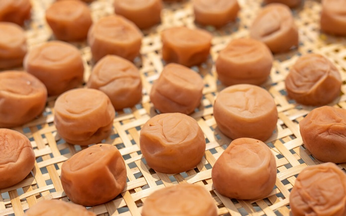 Các tín đồ ẩm thực không thể nào bỏ qua được Umeboshi của Nhật Bản. Và Foodnk sẽ cùng bạn tìm hiểu rõ về quy trình sản xuất Umeboshi này