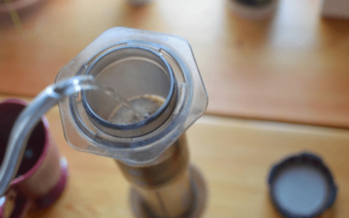 AeroPress là phương pháp pha chế cà phê được nhiều người áp dụng. Và cách pha cà phê AeroPress cho đúng chuẩn thì không phải ai cũng biết